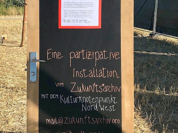 Tür mit beschriftetem Plakat auf dem Skandalös Festival.