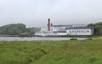 Whiskybrennerei Lagavulin auf der schottischen Hebrideninsel Islay.