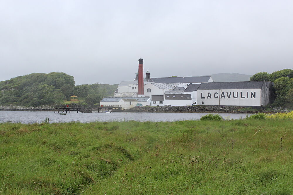 Whiskybrennerei Lagavulin auf der schottischen Hebrideninsel Islay.