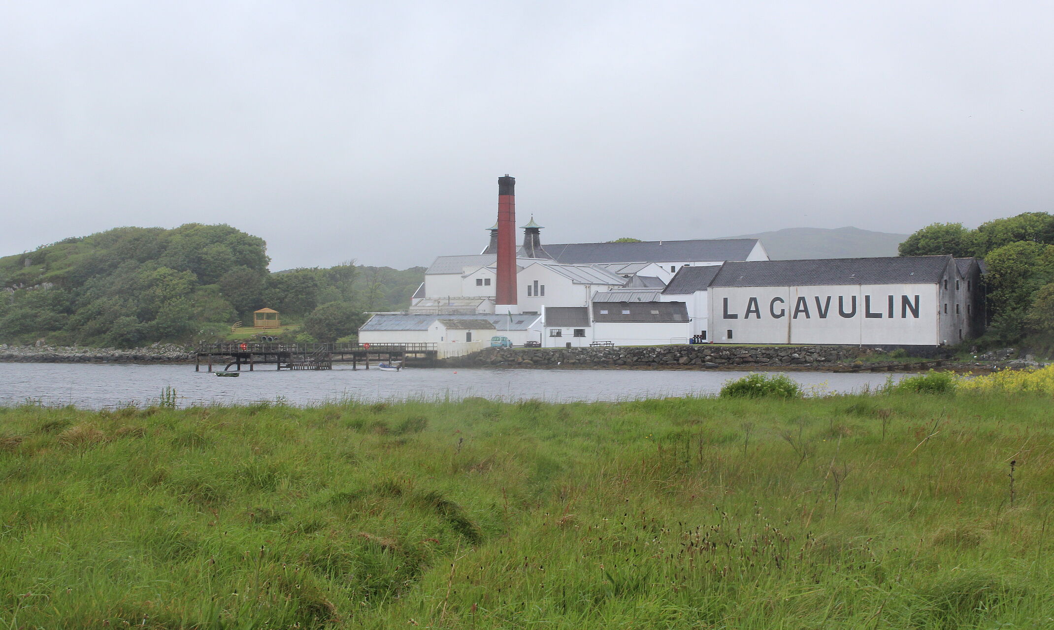 Whiskybrennerei Lagavulin auf der schottischen Hebrideninsel Islay.