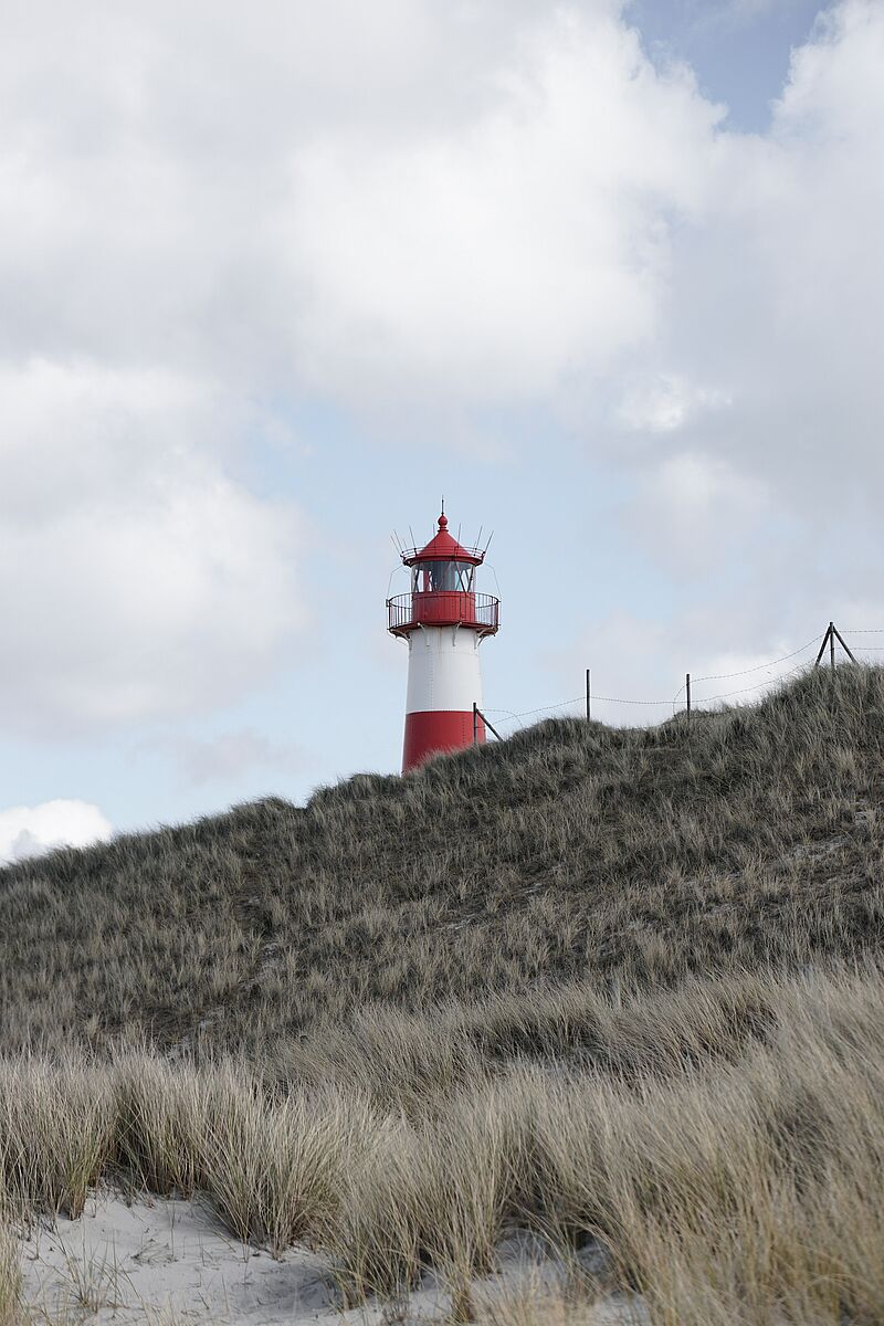 Ein Leuchtturm an der nordfriesischen Nordseeküste.