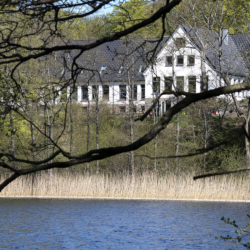 Blick vom See auf das Akademiezentrum Sankelmark.